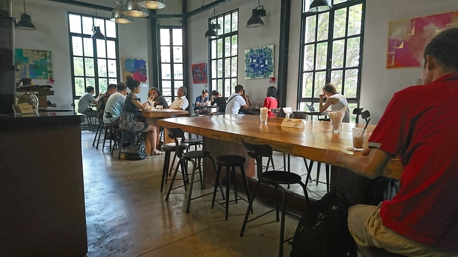 A bright loft café for artisan coffee and quiet reflection 
